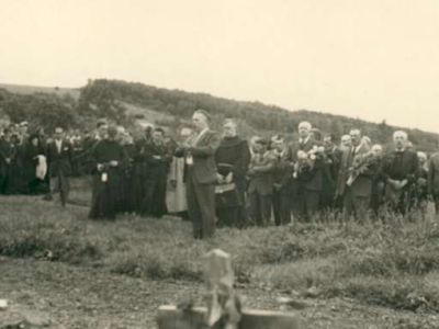 Vers 1945 - Derrière le Collège, le cimetière militaire provisoire