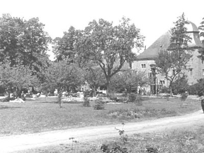 1938 - Sur les pelouses, les effets sauvés du feu