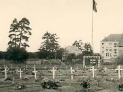 Vers 1945 - Derrière le Collège, le cimetière militaire provisoire