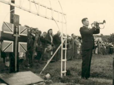 Vers 1945 - Derrière le Collège, le cimetière militaire provisoire