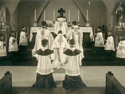 1942 - Dans la chapelle