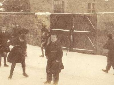 Hiver 1902-1903 - Dans la cour intérieure