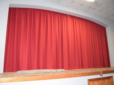 Salle de théâtre: le rideau rouge