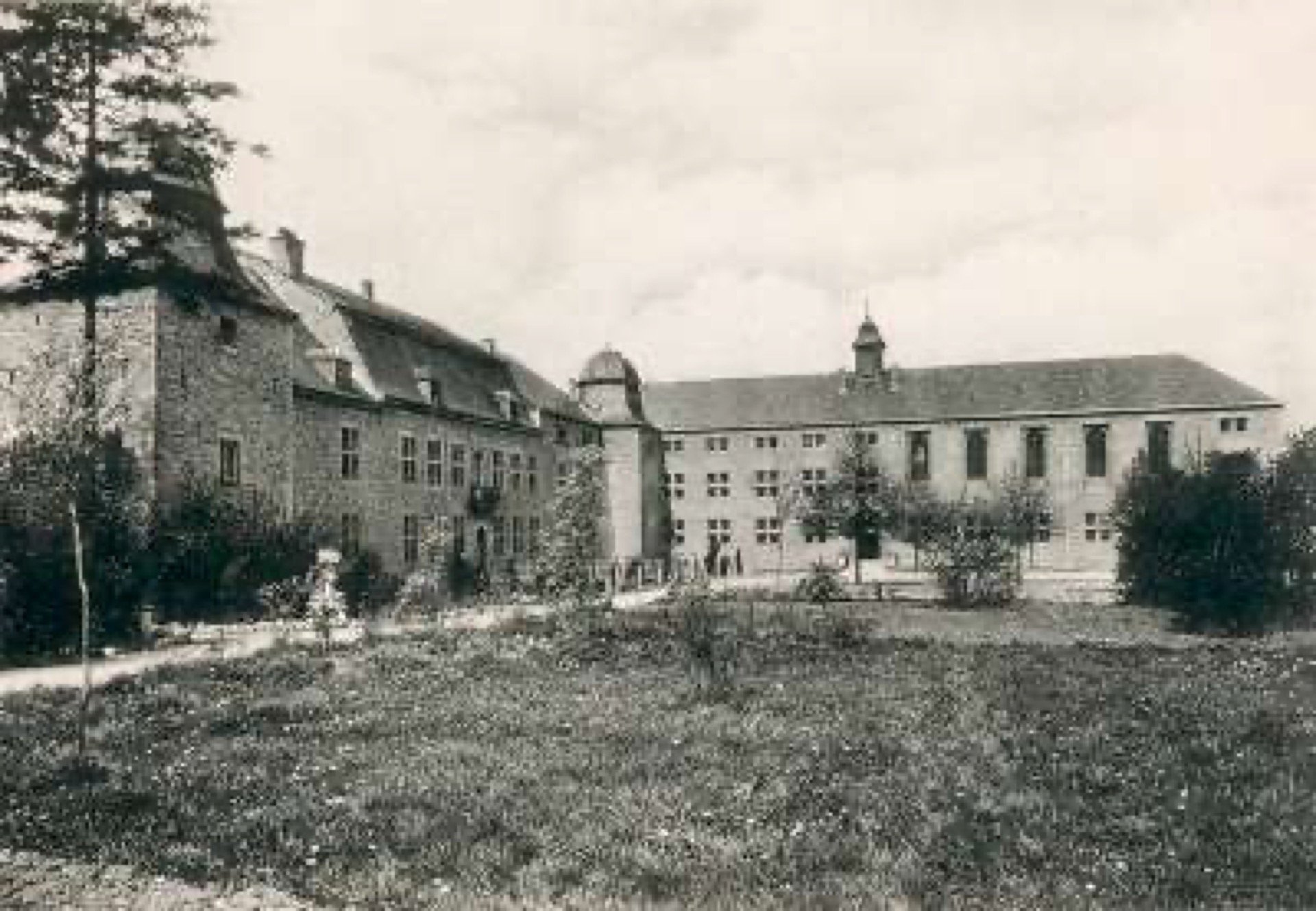 Le bâtiment, avec l'aile de 1936